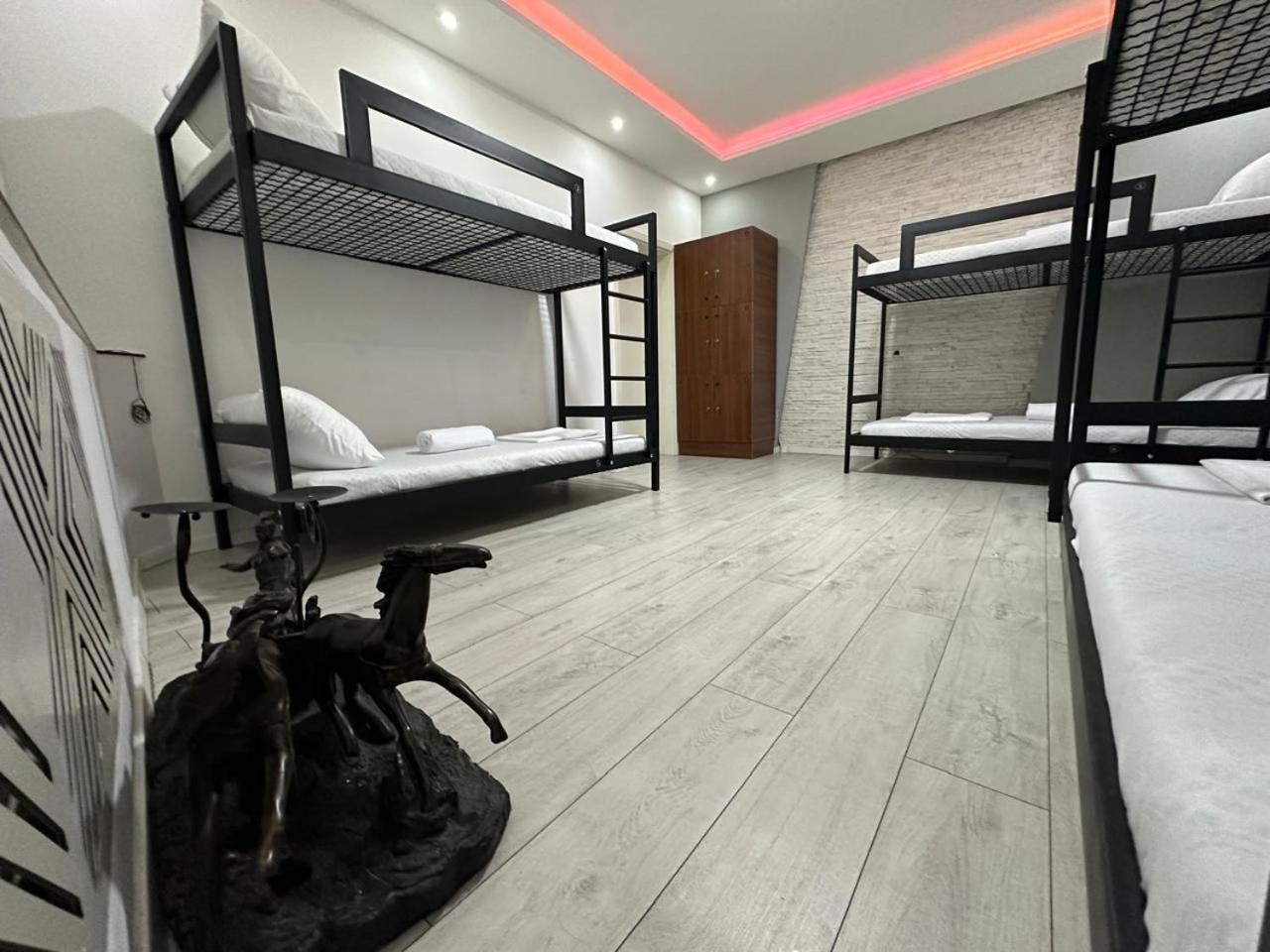 Shesh Hostel Приштина Екстер'єр фото